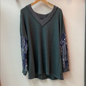 DAVI & DANI Green Top with Blue Patterned Sleeves, side pockets Sz 2x NWT